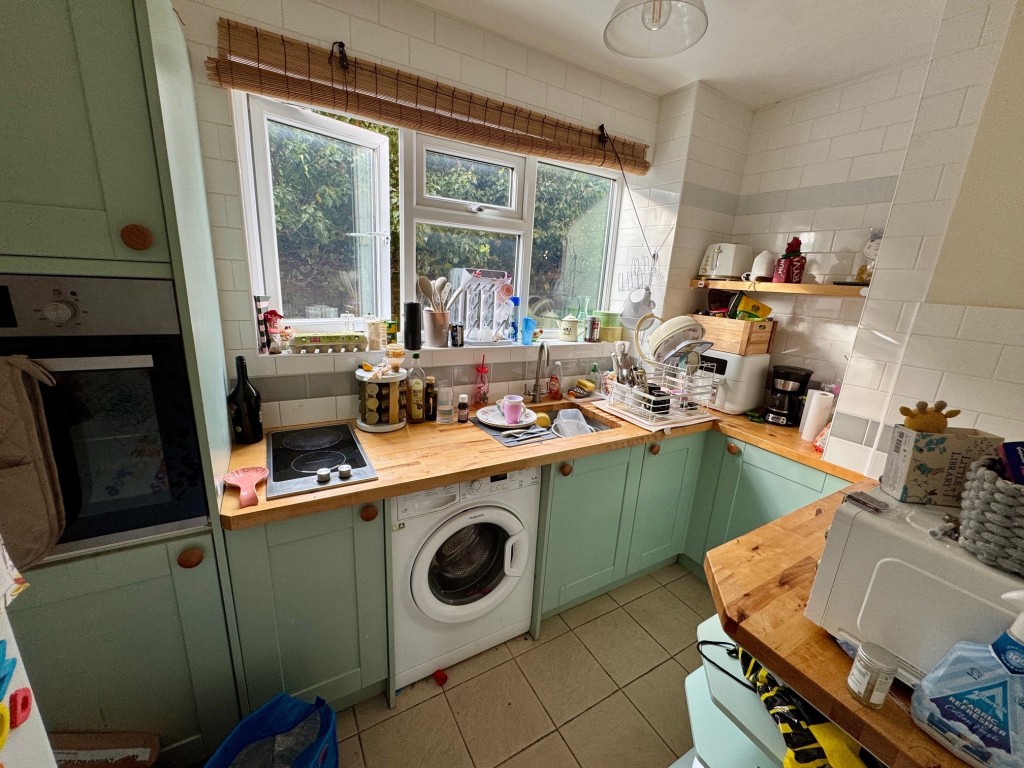 Lot: 147 - TWO-BEDROOM APARTMENT WITH SEA VIEWS - Flat 1 Bayle Court - kitchen
